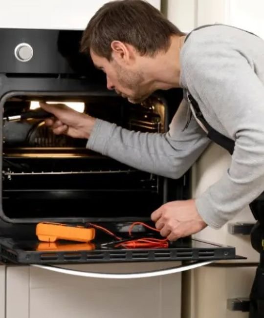 Expert built-in oven technician